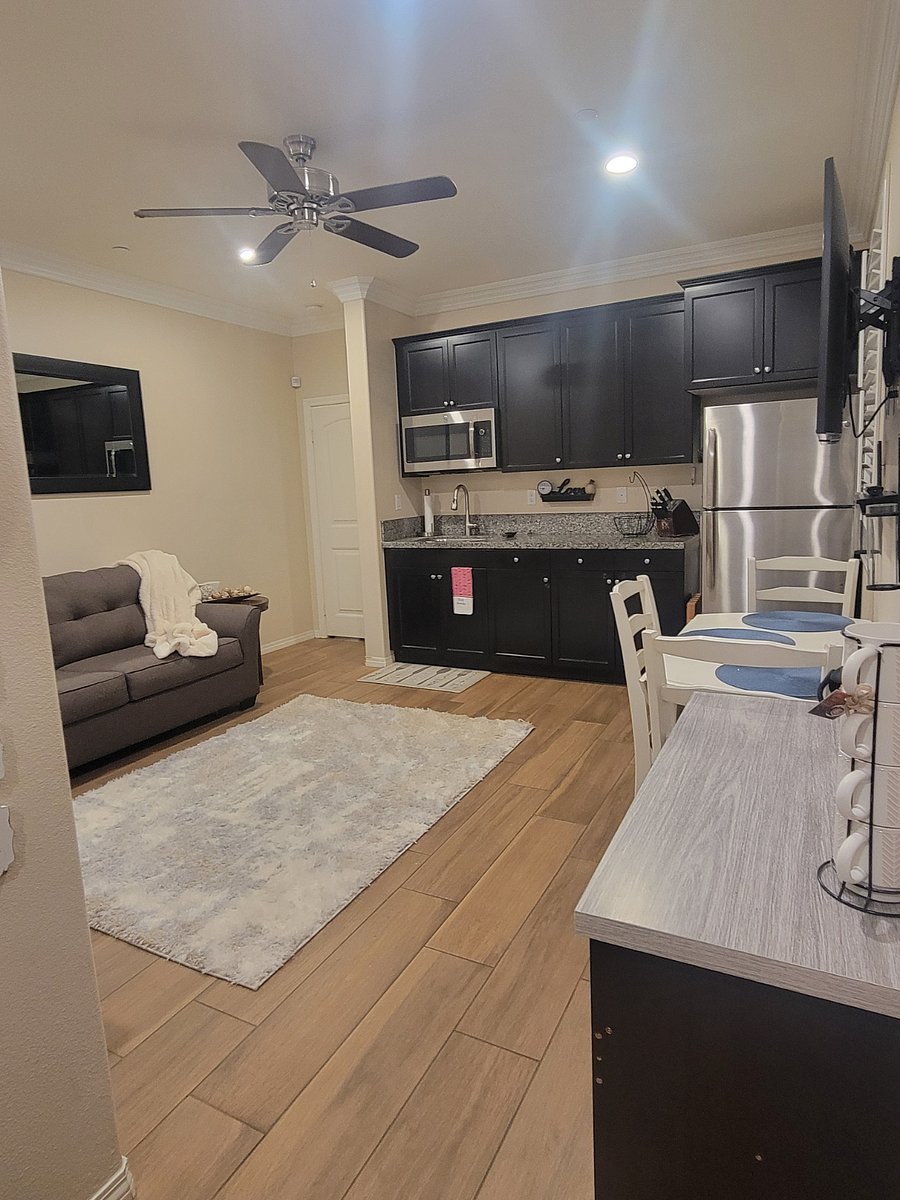 Kitchenette. -No stovetop available but you have the airfryer and instapot available 