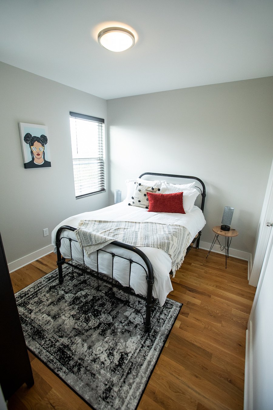 Main Floor Bedroom (Queen Bed)