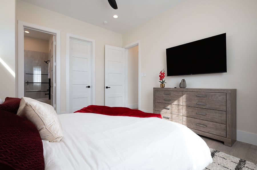 Queen-size bed with soft, fresh linens, a roomy closet, and plenty of space for your belongings. This bedroom also offers a cozy and comfortable atmosphere, ideal for a restful nights sleep.