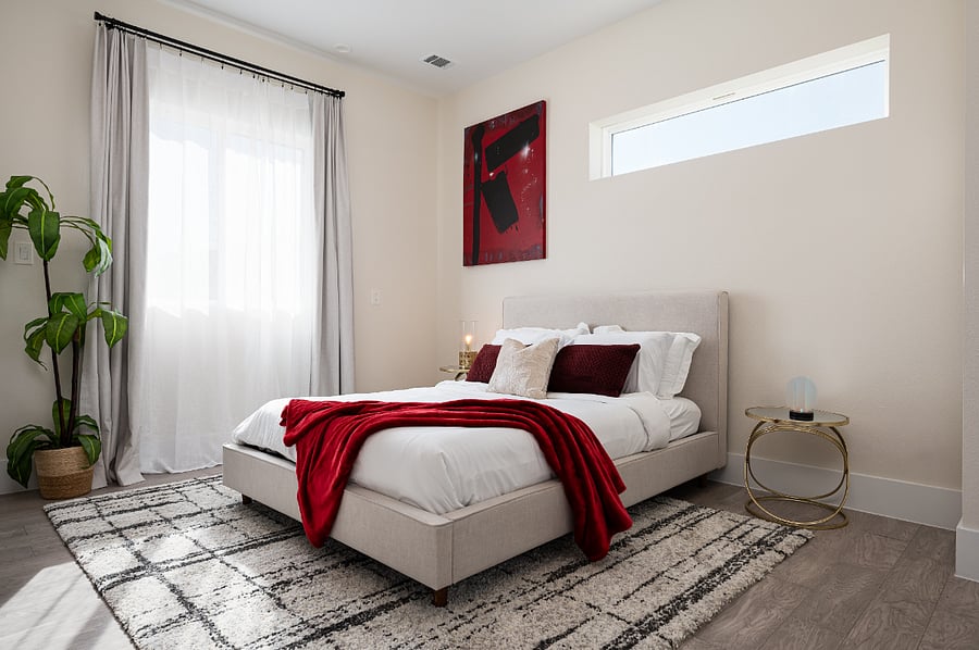 Queen-size bed with soft, fresh linens, a roomy walk-in closet, and plenty of space for your belongings. This bedroom also offers a cozy and comfortable atmosphere, ideal for a restful nights sleep. 