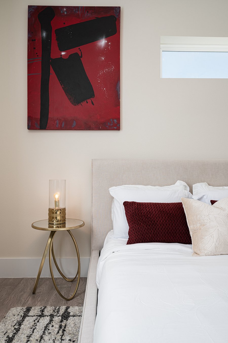 Queen-size bed with soft, fresh linens, a roomy closet, and plenty of space for your belongings. This bedroom also offers a cozy and comfortable atmosphere, ideal for a restful nights sleep.
