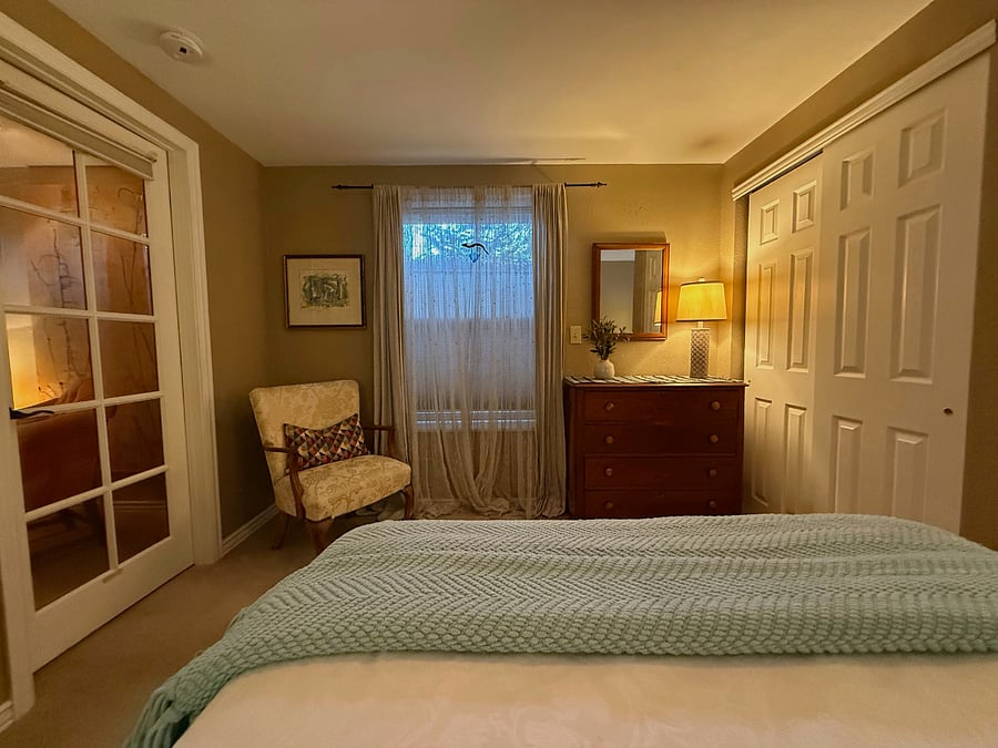 Bedroom w/custom large egress window