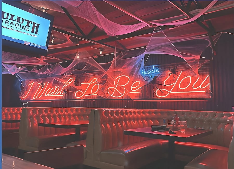 HandleBar offers a fun and energetic bar experience. Let's raise a glass at HandleBar! 