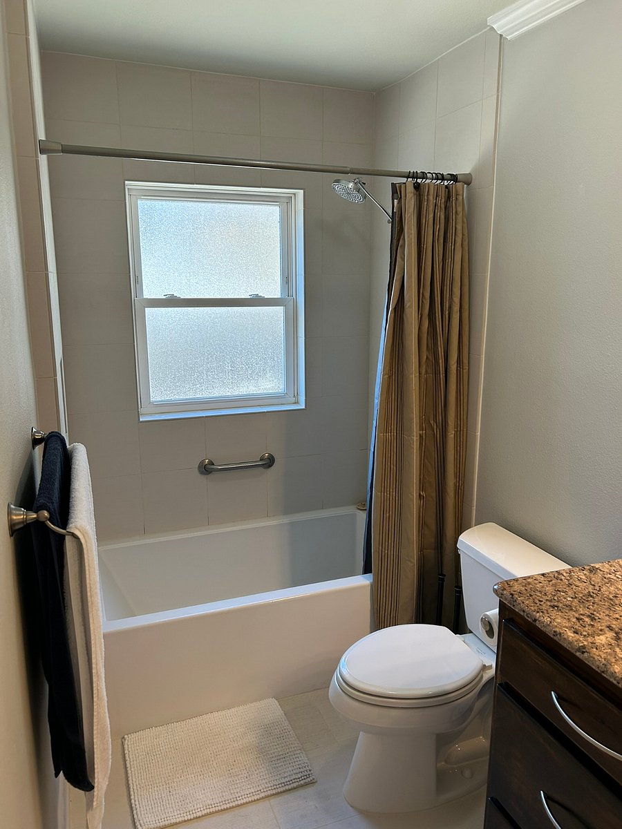 Full bathroom with tub/shower