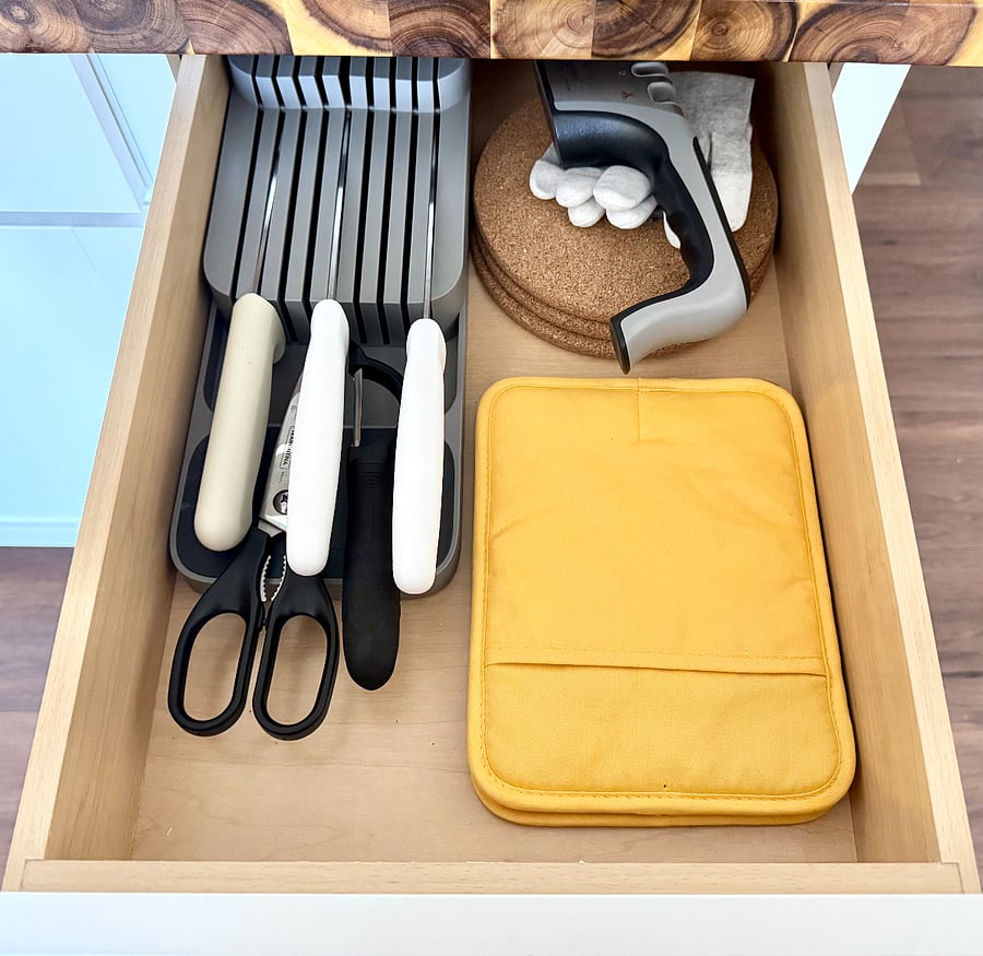 The kitchen is equipped with a variety of kitchen essentials and plenty of cabinetry space to neatly store them away when not in use. If you can't find something you're looking for, don't hesitate to ask us!