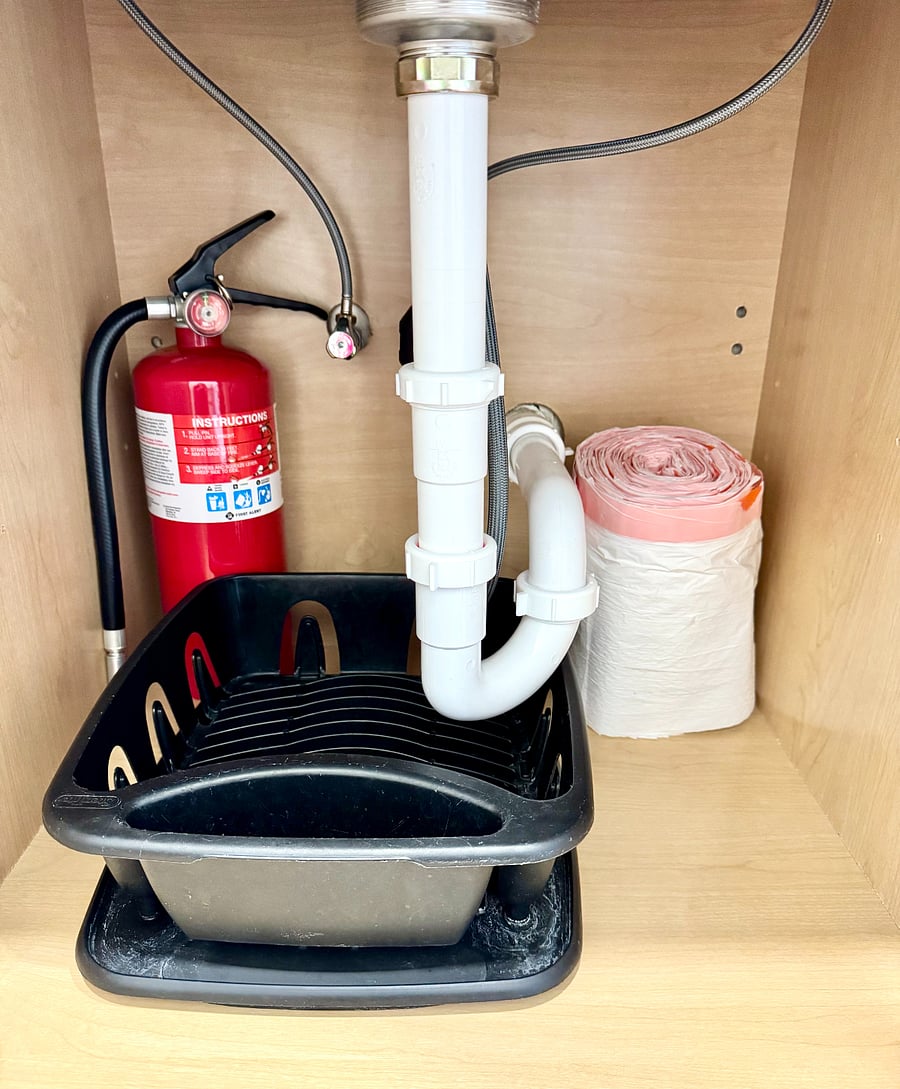 The kitchen is equipped with a variety of kitchen essentials and plenty of cabinetry space to neatly store them away when not in use. If you can't find something you're looking for, don't hesitate to ask us!