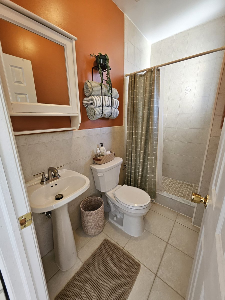 Boho vibes. En-suite bathroom. 