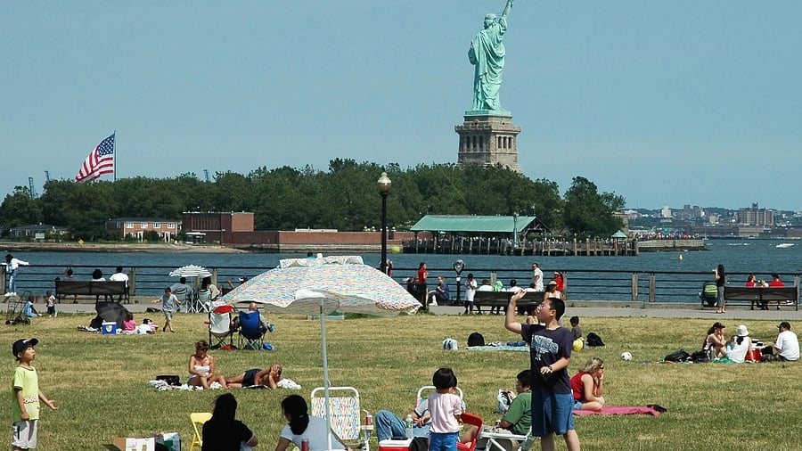 Liberty State Park is a 15 min drive away. Newark airport & Newark Penn train staton are both 20 min drive away. Making business/leisure travel super convenient. 