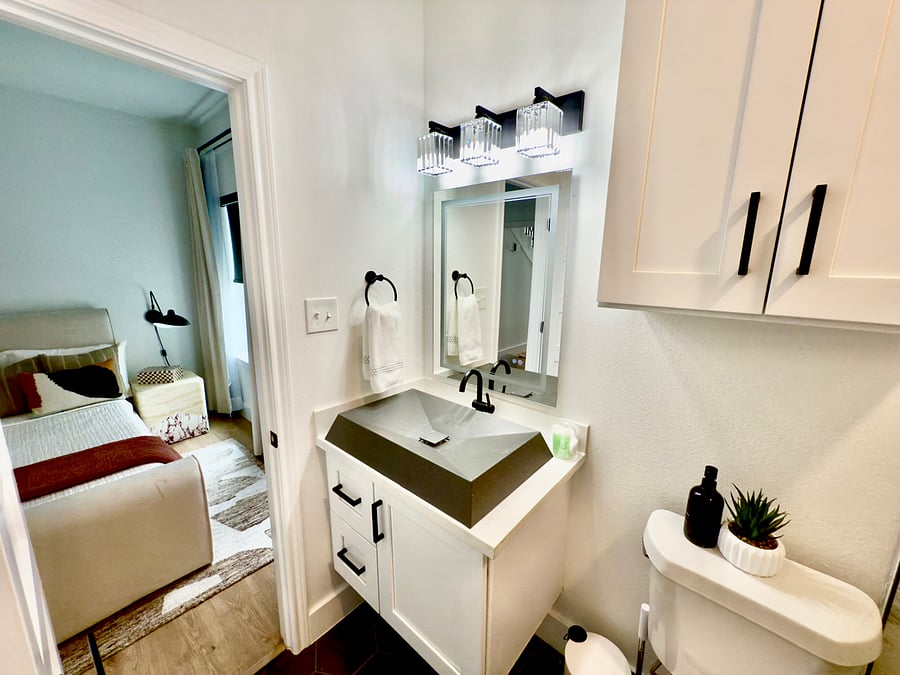 Private Full Bath 1st flr