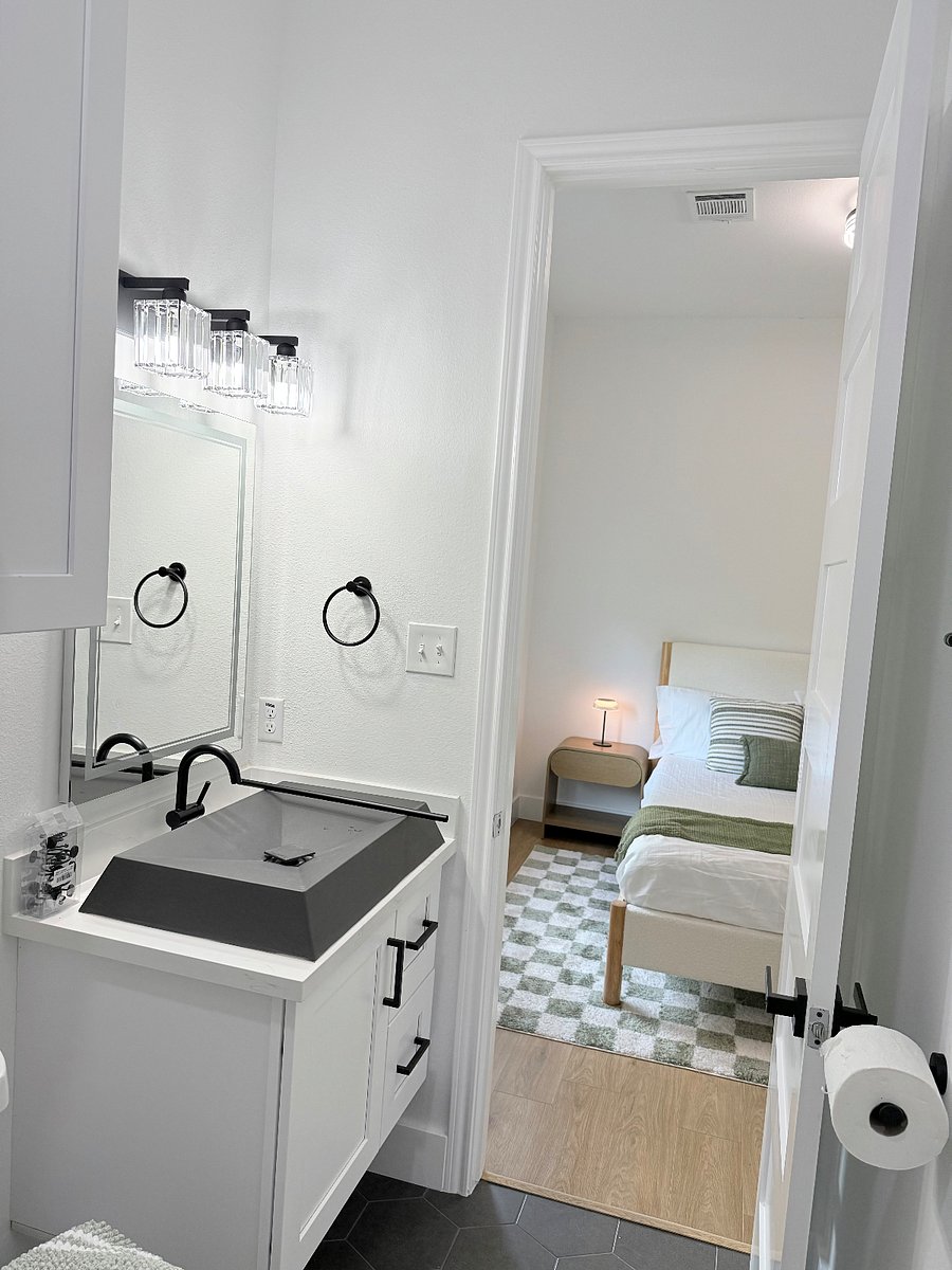 Queen Bath 3rd flr