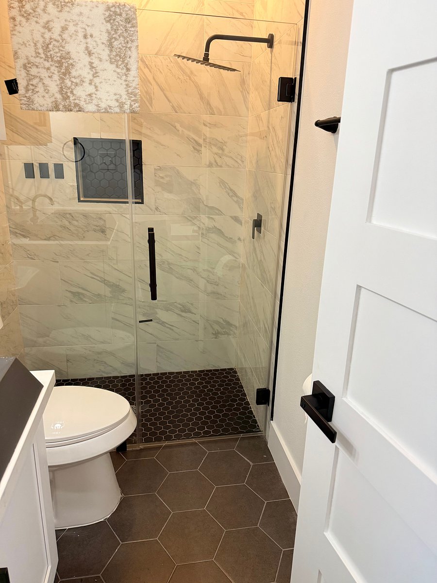 Full Room 1st flr Bath