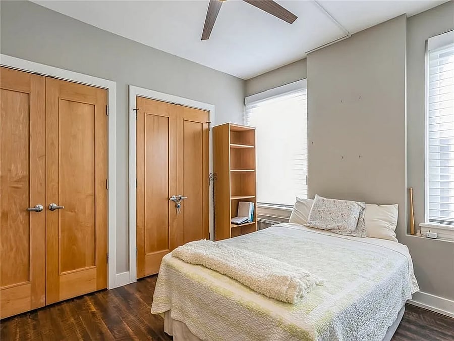 2nd bedroom; queen air mattress with foam topper.