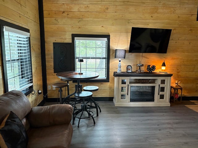 eating area and tv entertainment / fire place