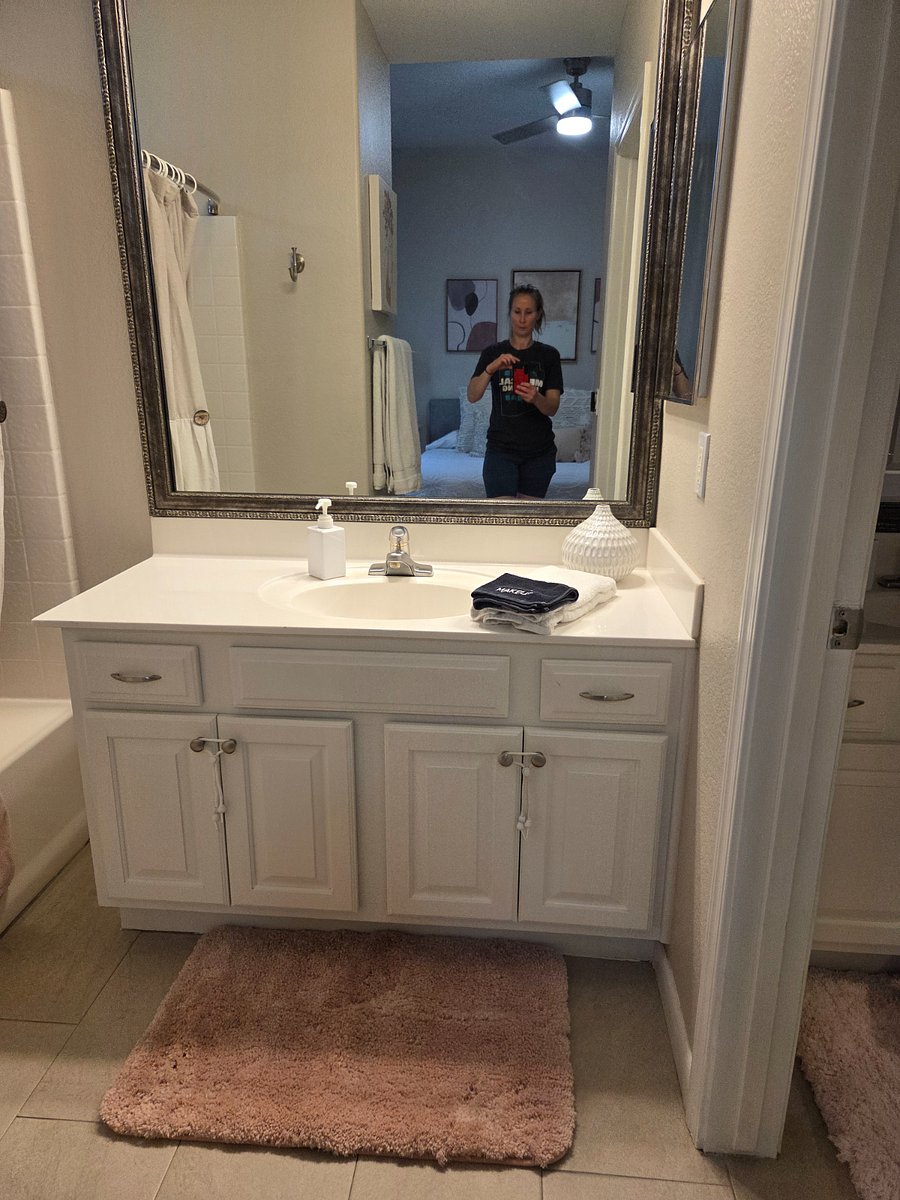 Main bedroom has an ensuite with a bathtub