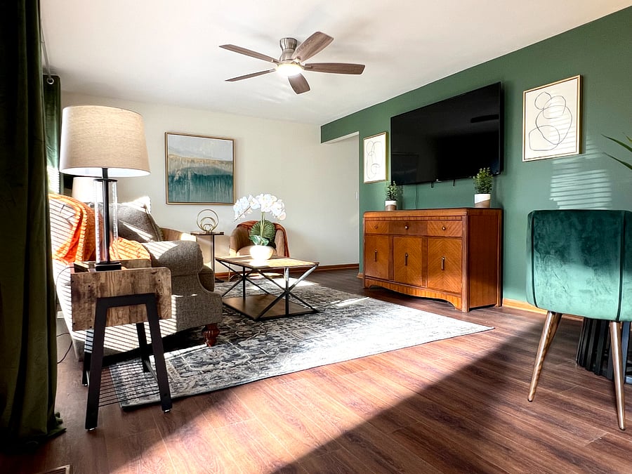 Enjoy, reading a book, watching your favorite movie or playing a game in the cozy living room.