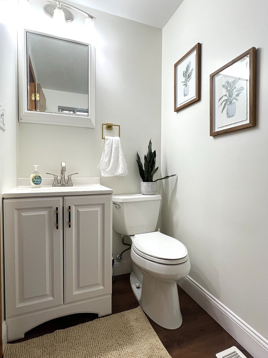 Half bath primary en-suite.