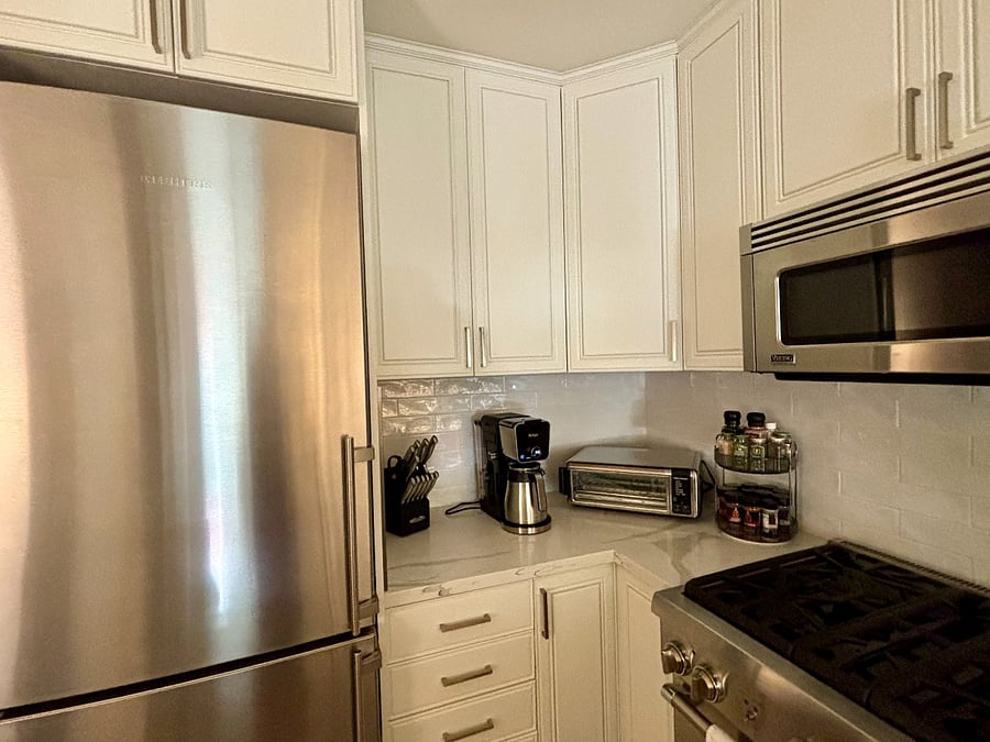 Kitchen with Air Fryer, Coffee Machine, Full Fridge/Freezer, Microwave, Gas Range