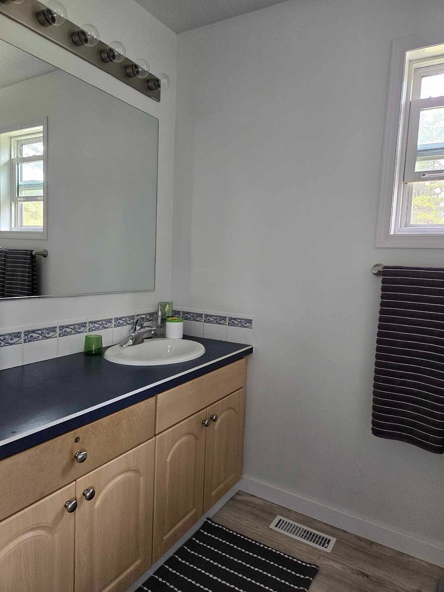 Upper level masterbedroom full bath.