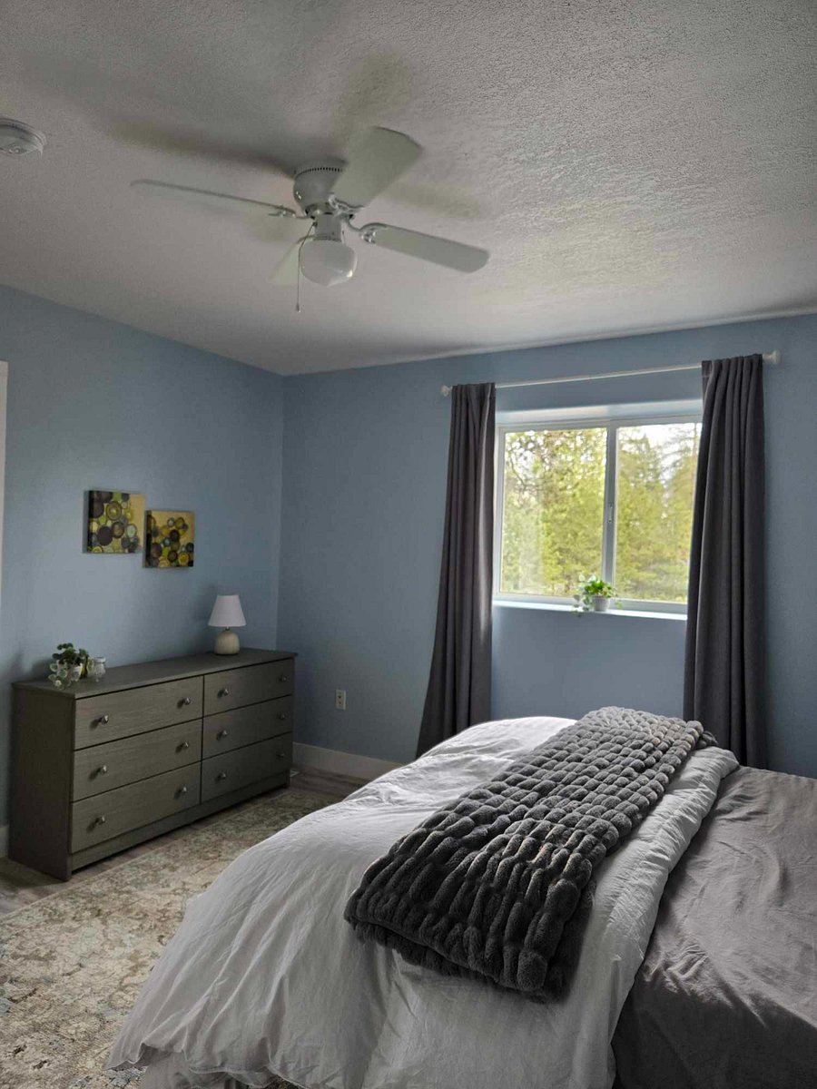 Upper level - Masterbedroom includes queen size bed, dresser, nightstands and large walkin closet.