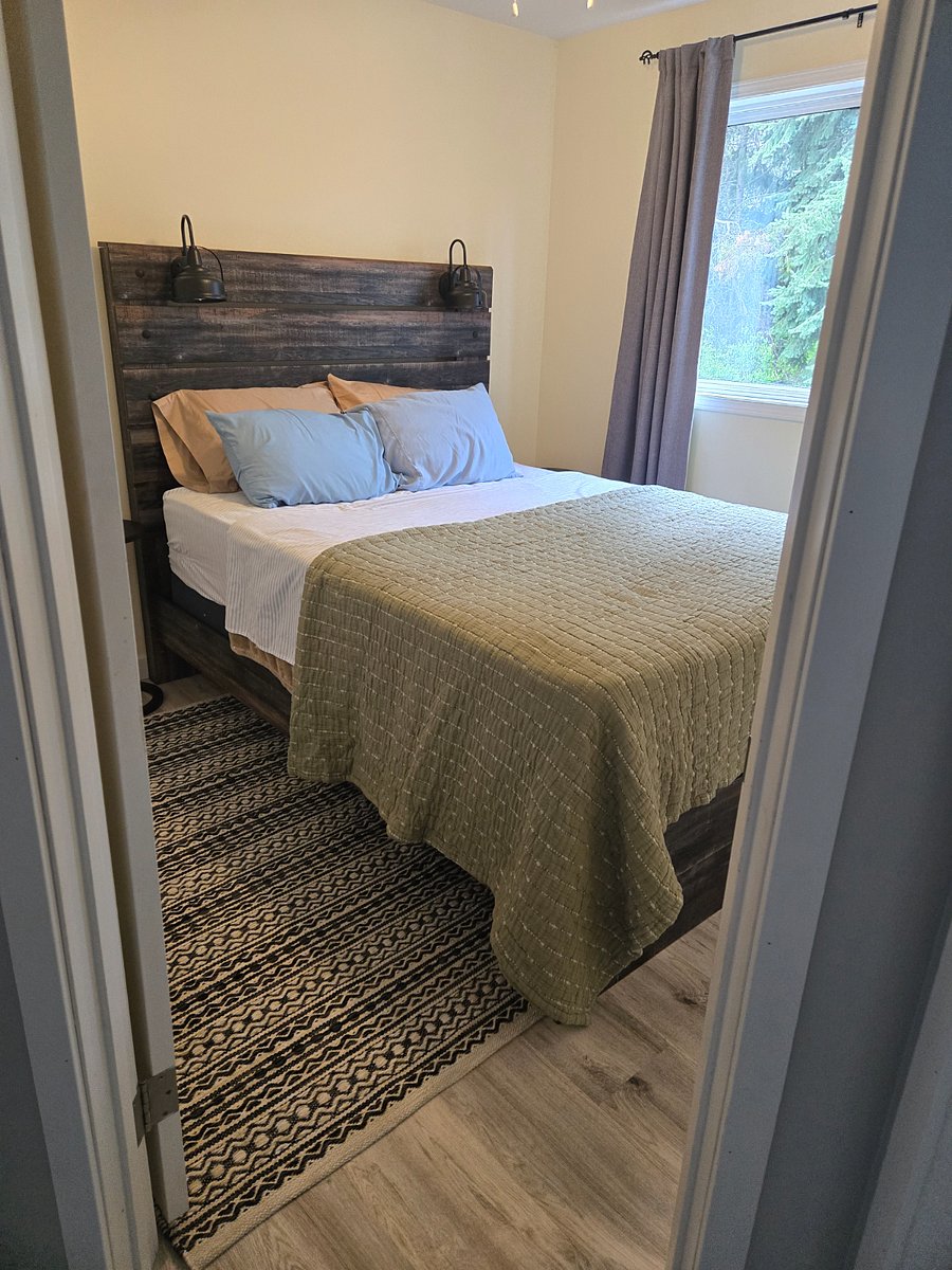 Upper level bedroom #2 with Queen size bed and closet.