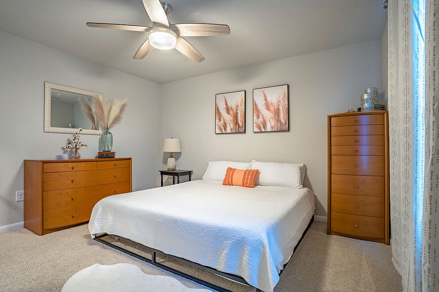 King bedroom (2nd floor)