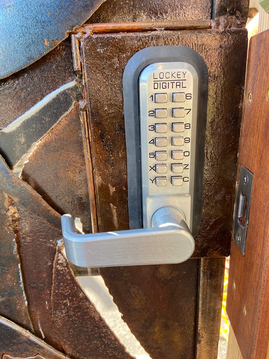 Private locking gate