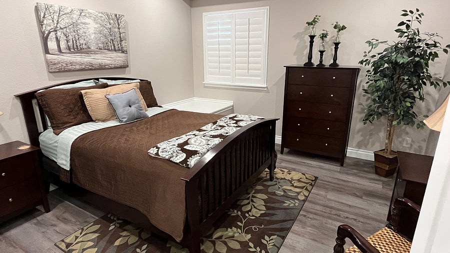 Bedroom w/Queen Bed, Drawers and Nightstands