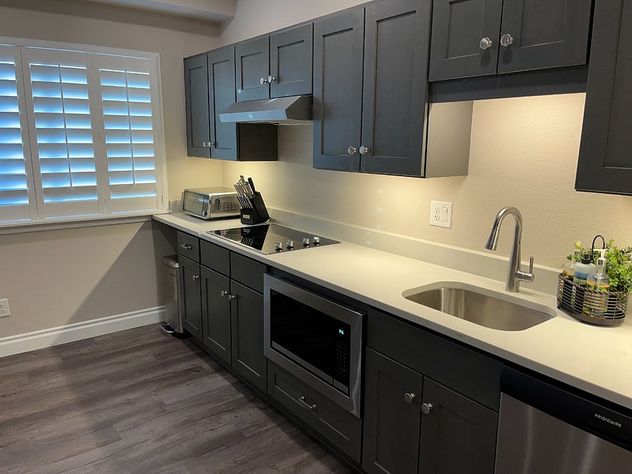 Spacious kitchen w/micro and electric cook-top