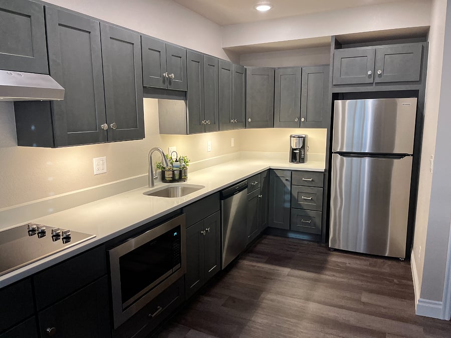 Kitchen w/dishwasher & full fridge/freezer