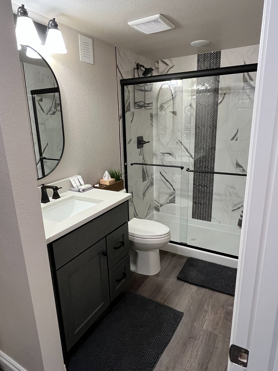 Bathroom w/shower