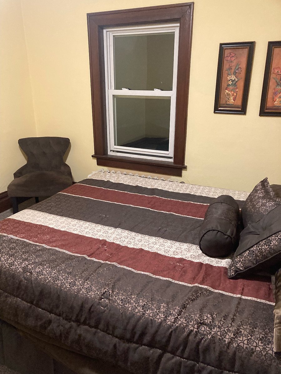 Master bedroom w/queen-sized bed