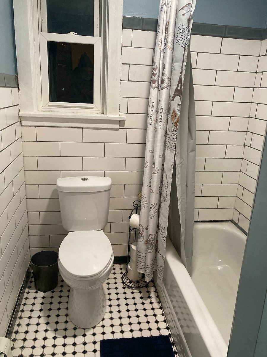 Upstairs bath w/tub