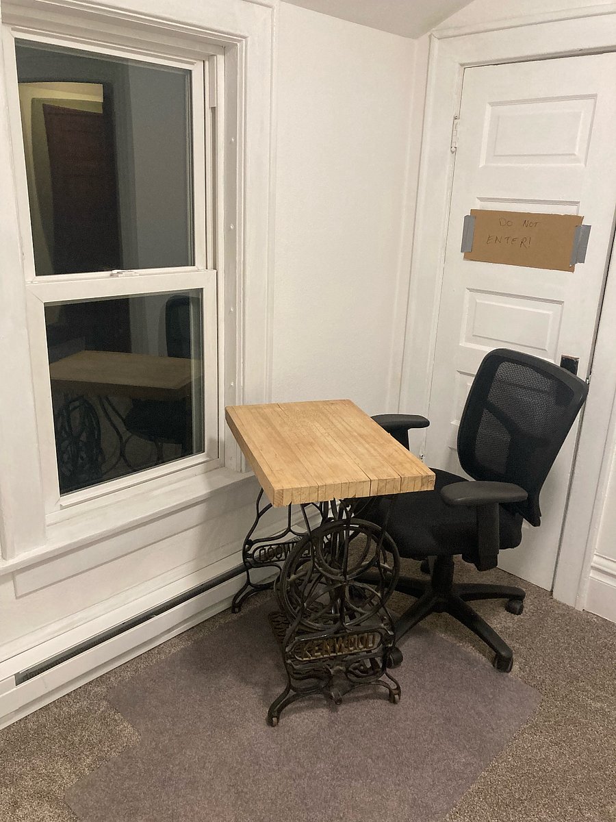 Study w/desk and chair
