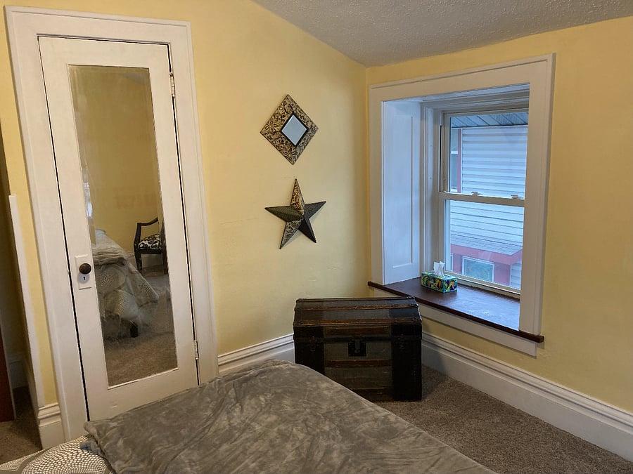 Second bedroom w/queen-sized bed