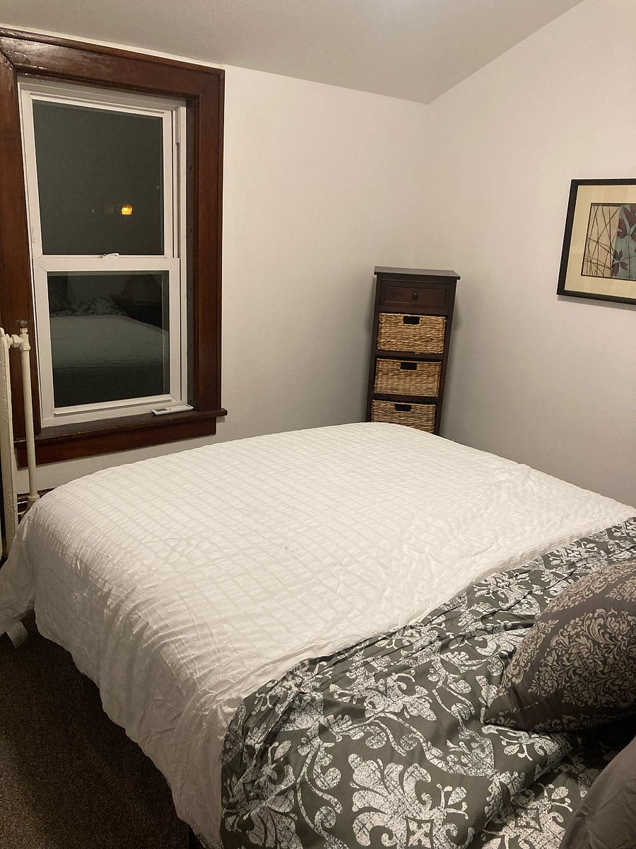 Third bedroom w/ queen-sized bed