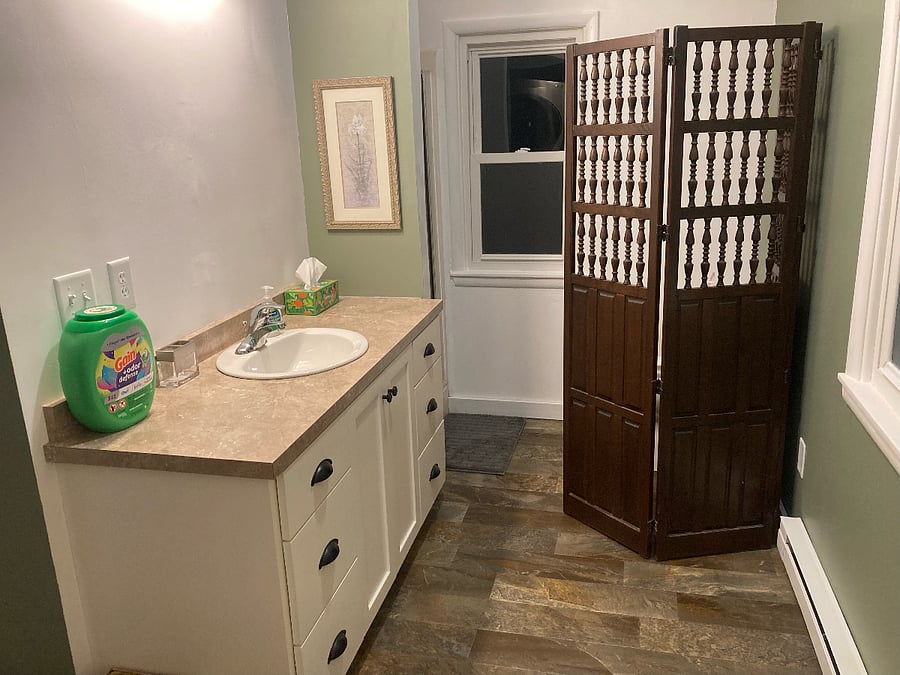 Main-floor bathroom w/shower
