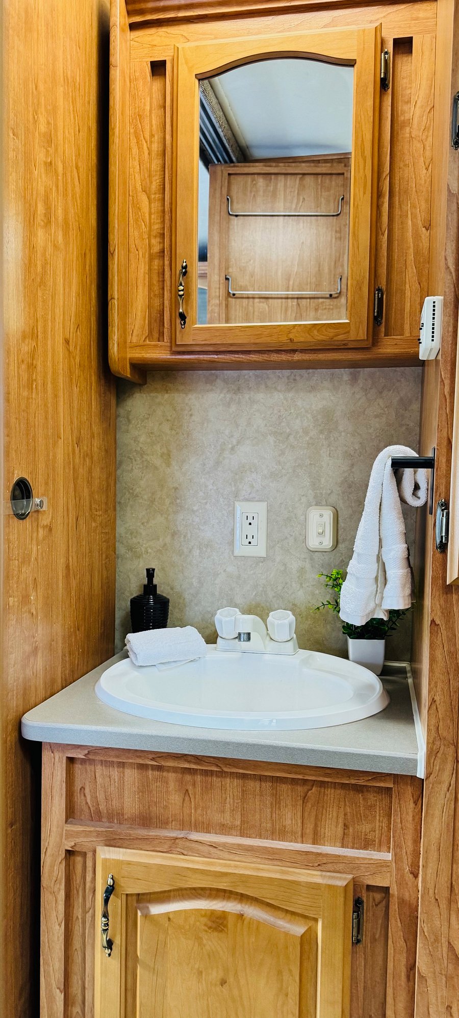 Bathroom vanity with upper and lower cabinets