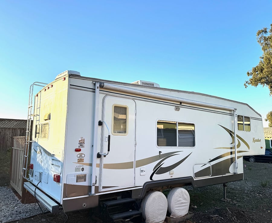 Spacious 22' long 5th wheel trailer with pop out in living room