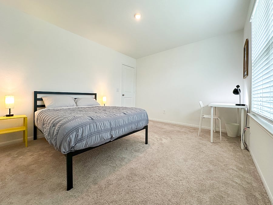 Queen size Bedroom