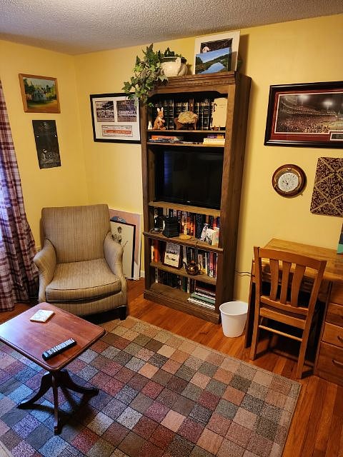 Den has a desk, small tv, students fridge. Quiet and cozy.