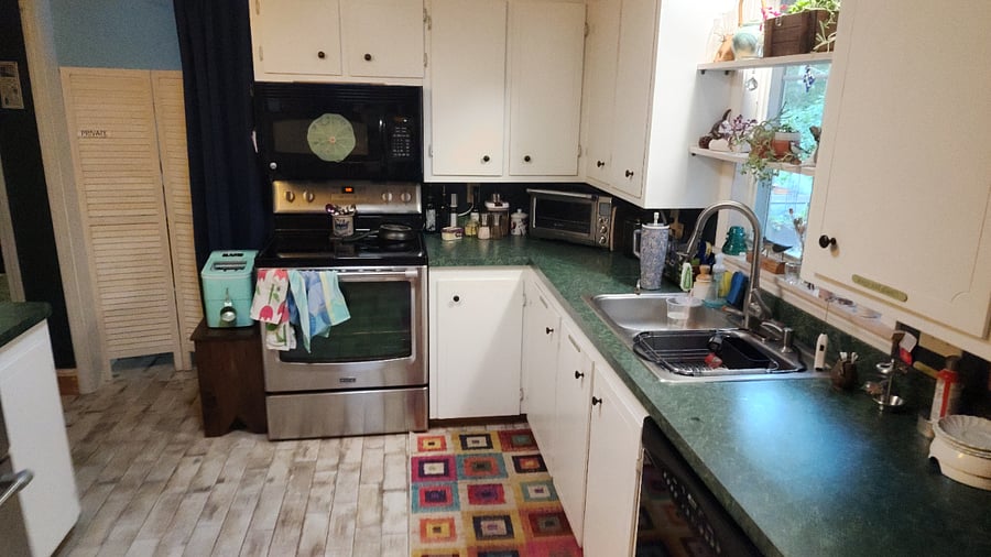 Full kitchen.