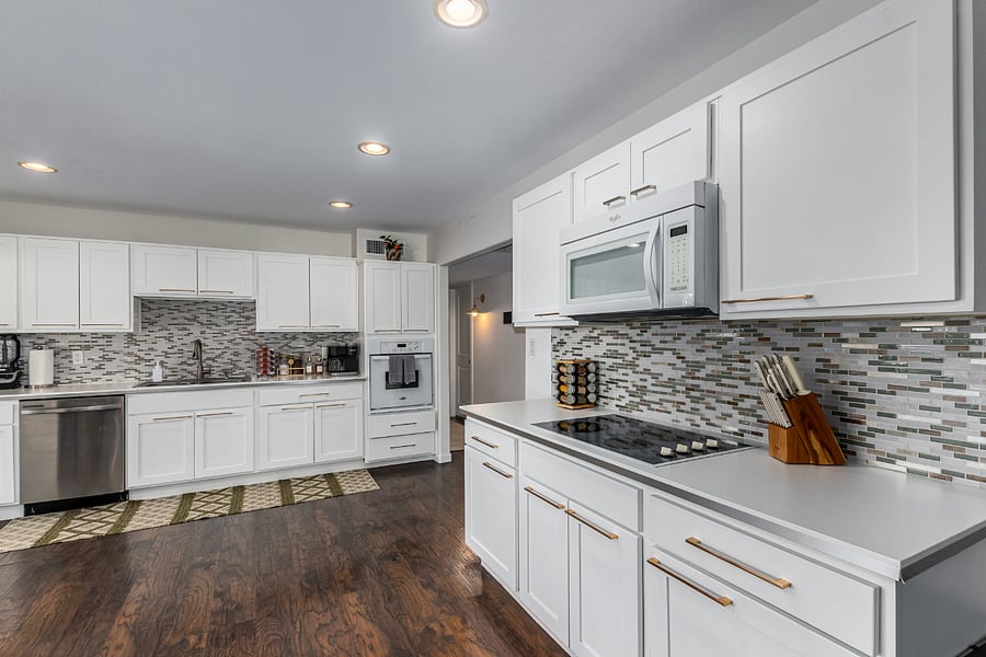 Fully Stocked Kitchen - Microwave, stove, oven, blender, bowls, plates, utensils, etc.