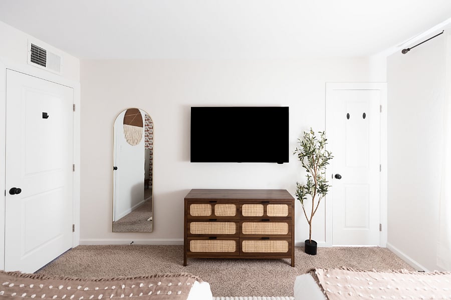 Bedroom - 2 full beds, Fan, 55" TV, en-suite full bathroom