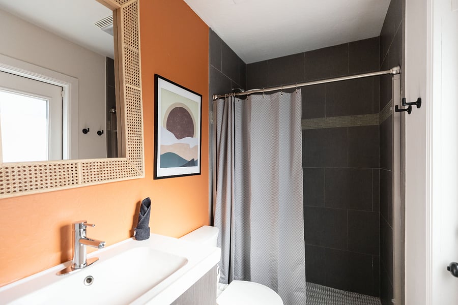 Full Bathroom - Full Amenities, Hair Dryer & Vanity Mirror