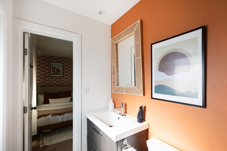Full Bathroom - Full Amenities, Hair Dryer & Vanity Mirror