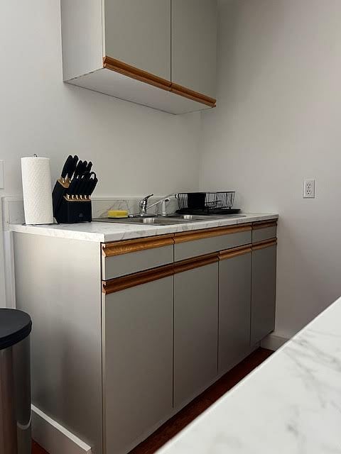 Apt (B) Kitchen