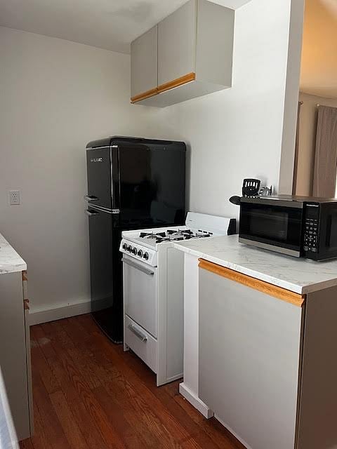 Apt (B) Kitchen
