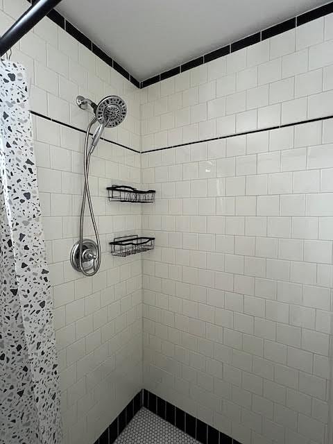 Apt (B) Bathroom 