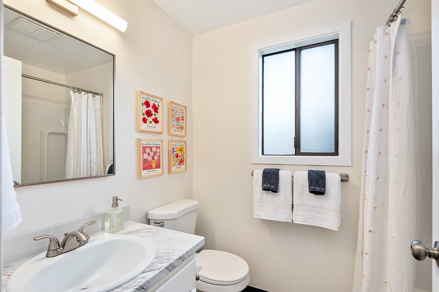 2nd bathroom with tub/shower combo