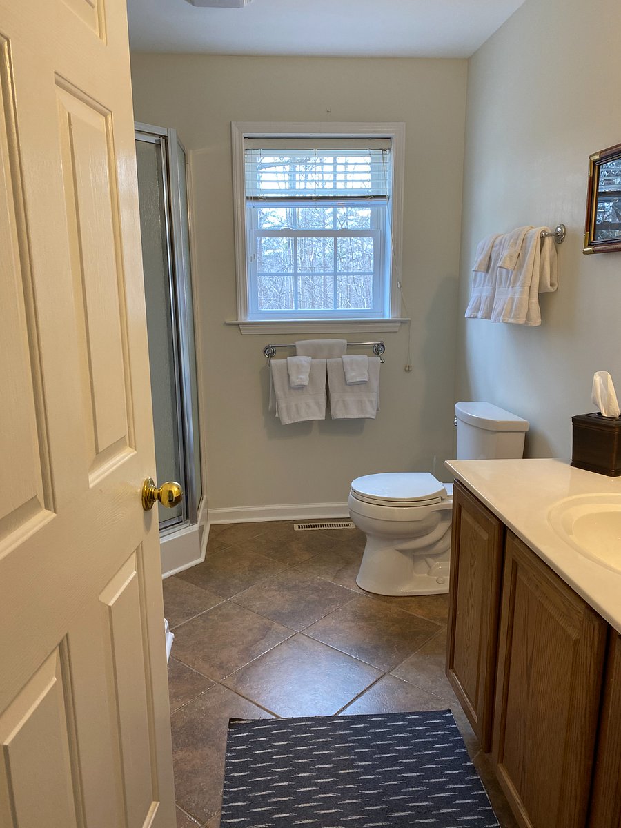 Bathroom for queen and twins